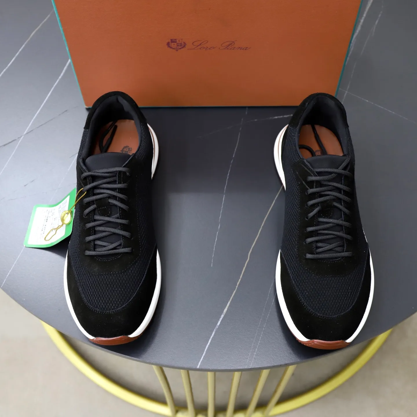 Ex-factory price: 560💰Loro Piana Tennis Walk men’s moral training sneakers! These new textured leather tennis shoes feature an ultra-low-top design for year-round wear and are water-resistant. The wrapped sole creates an effortlessly attractive color combination that harmoniously blends functionality with understated style. The ideal footwear option for urban dressing. The heel is decorated with a soft calfskin tongue with Kummel color inserts and an embossed LP logo. Cotton shoelaces. Material: Upper: Gray woven stitching with cowhide accents! Sole: Rubber lining: Cow leather original rubber sole, excellent foot comfort, complete package! Size: 38-39-40-41-42-43-44 leather shoe size (4546 can be customized)